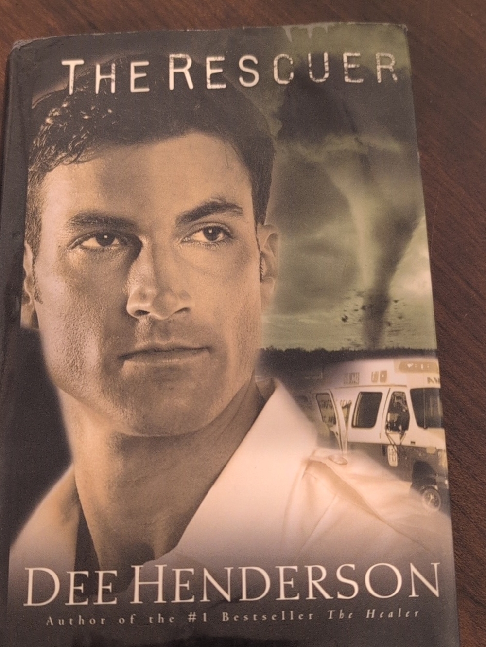 The Rescuer by Dee Henderson - Green Cover